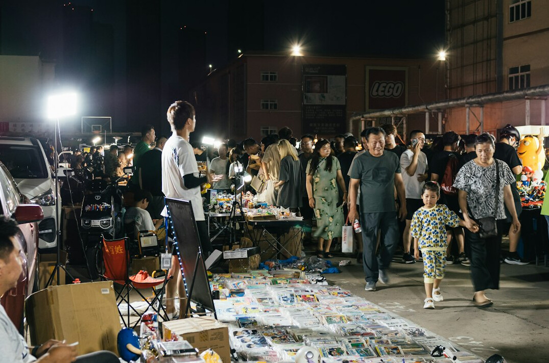 日本のレッドカーペットイベントで撮影する報道カメラマンたち