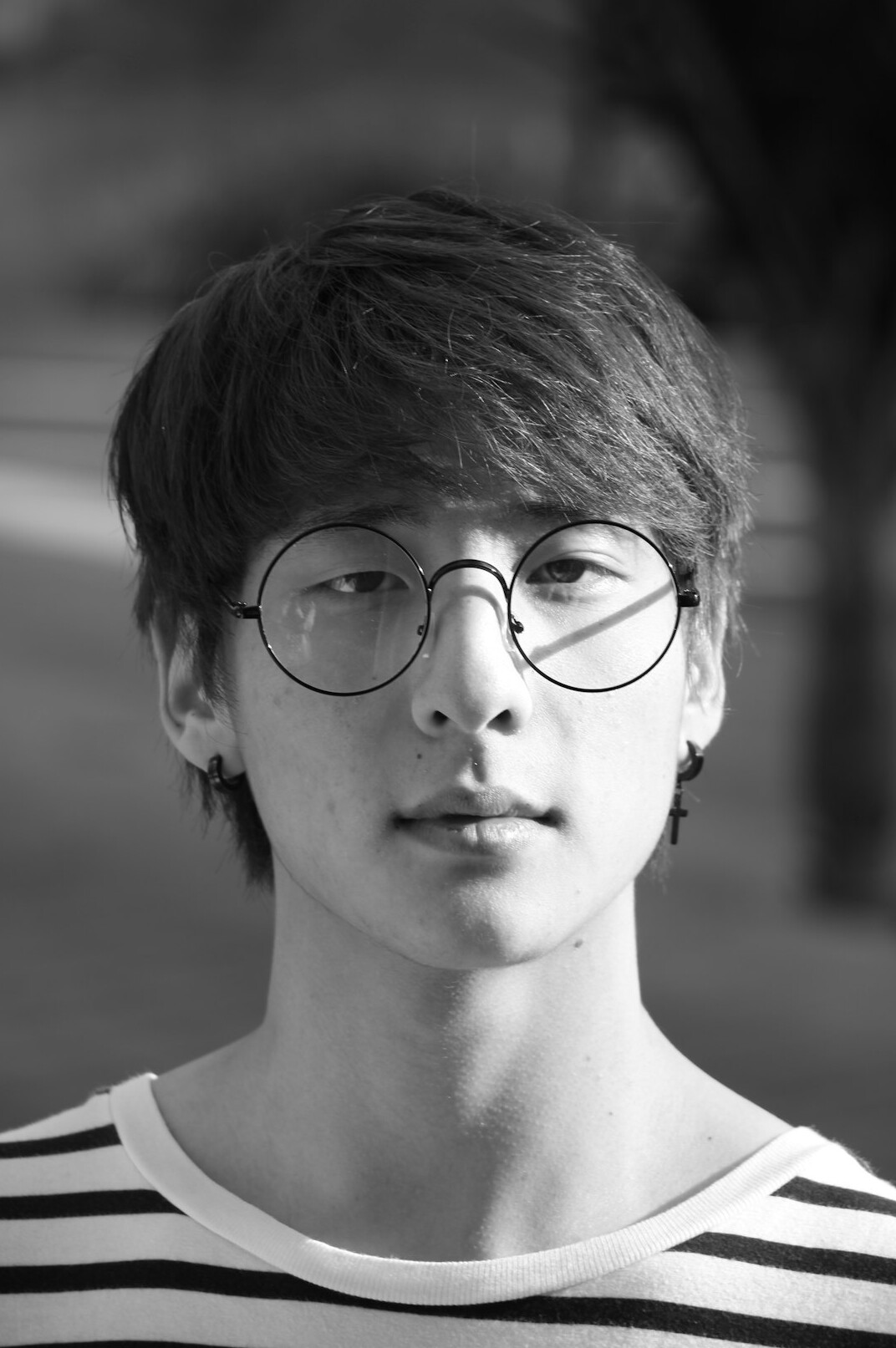 眼鏡をかけた日本人男性編集者のポートレート